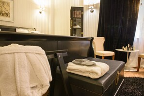 Deluxe Double Room, 1 King Bed, Non Smoking | Room amenity - Scale Residence City Center (Bucharest)