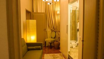 Deluxe Double Room, 1 King Bed, Non Smoking | Individually decorated, individually furnished, blackout drapes