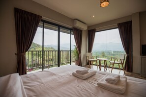 Romantic Suite | Cadar kapas Mesir, peralatan tempat tidur premium, bar mini, meja 