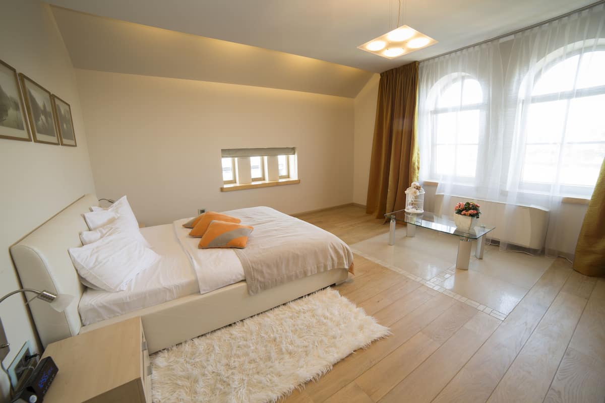 Deluxe Room, 1 Queen Bed, Non Smoking, Canal View | In-room safe, desk, blackout drapes, iron/ironing board