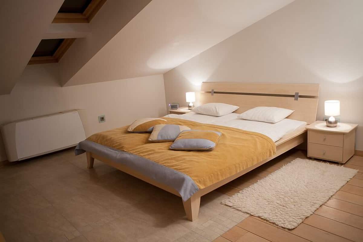 Standard Room, 1 Queen Bed, Non Smoking | In-room safe, desk, blackout drapes, iron/ironing board