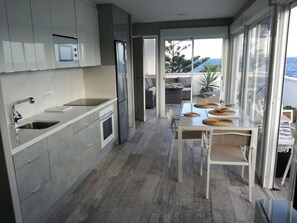 Microondas, horno, placa de cocina y cafetera o tetera