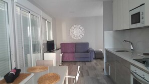 Microwave, oven, stovetop, coffee/tea maker - APT. PLAYALASERAS (Las Eras, Fasnia)