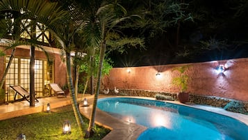 Utomhuspool och solstolar