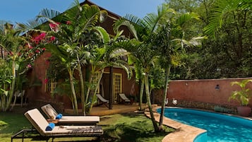 Utomhuspool och solstolar