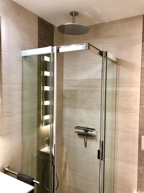 Dusj, regndusjhode, hårføner og håndklær