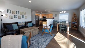 Smart-tv, eldstad, dvd-spelare och ett filmbibliotek