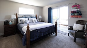 3 bedrooms, iron/ironing board, travel cot, free WiFi - Your beach getaway awaits! (Ocean Shores)