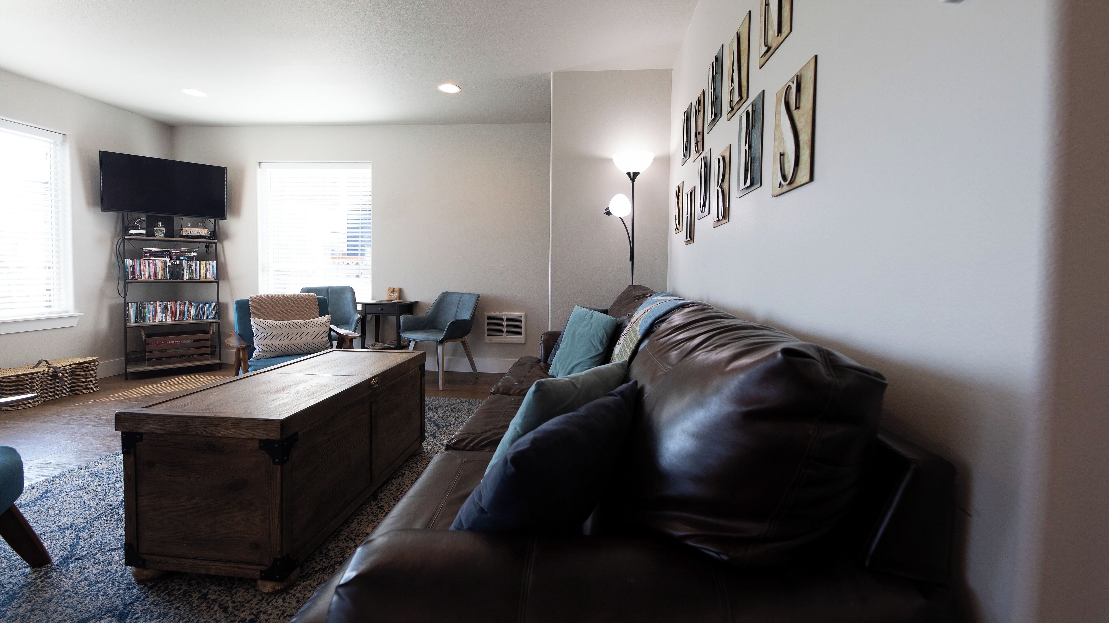 Smart TV, lareira, DVD player, videoteca