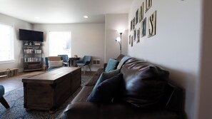 Smart-tv, eldstad, dvd-spelare och ett filmbibliotek