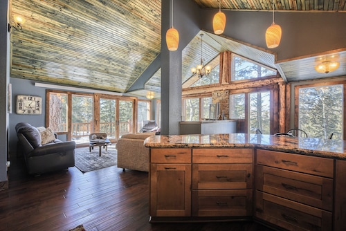 Charming 4 BR Newly Renovated w/ Hot Tub - Walking Distance to Terry Peak!