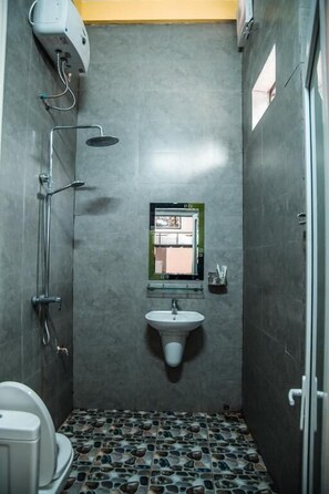 Shower, free toiletries, hair dryer, slippers - Village House - Hostel (Bo Trach)