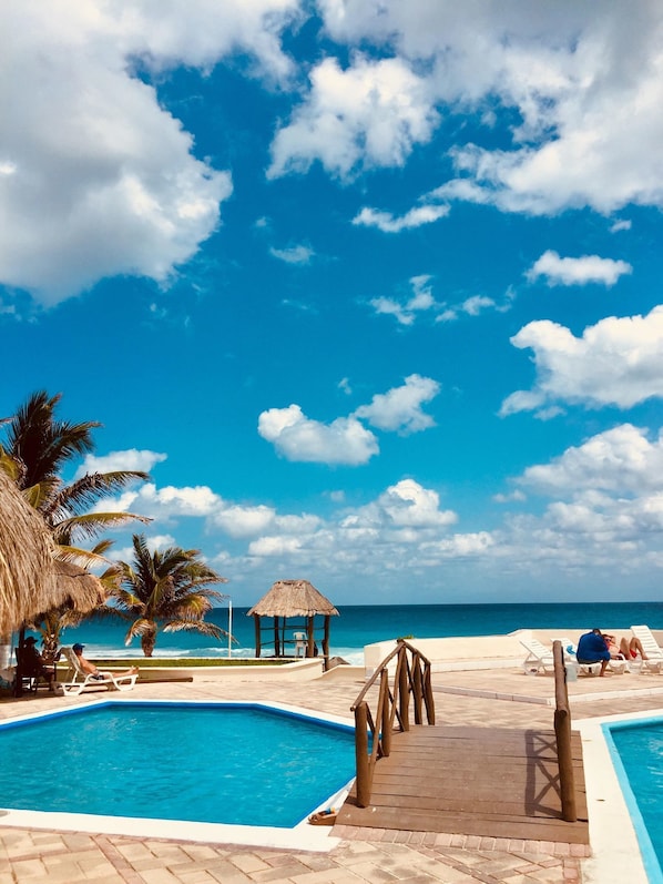 2 piscinas al aire libre, sombrillas