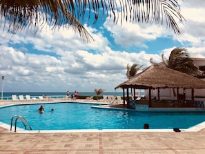 2 piscinas al aire libre, sombrillas