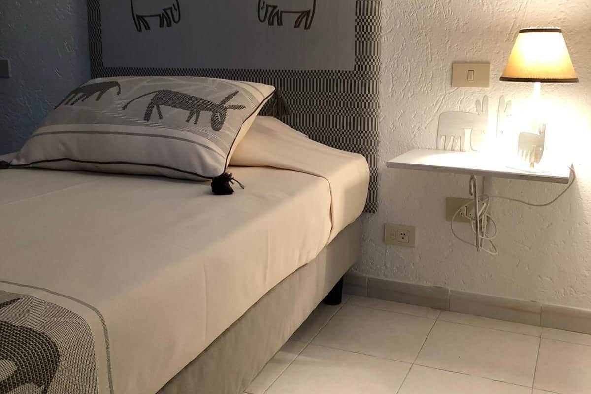 Een minibar, gratis wifi, beddengoed