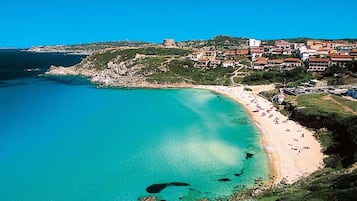 Una spiaggia nelle vicinanze