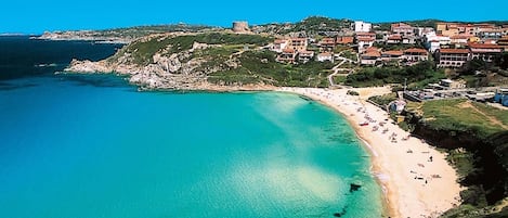 Una spiaggia nelle vicinanze