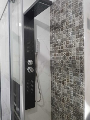 Apartamento City, 2 habitaciones, no fumadores | Baño | Bañera, secador de pelo, zapatillas y bidé