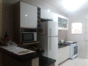 Een koelkast, een microgolfoven, een kookplaat, een broodrooster