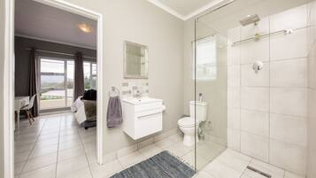 Superior Apartment, 2 Bedrooms | Bathroom | Shower, towels, toilet paper
