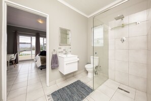 Superior Apartment, 2 Bedrooms | Bathroom | Shower, towels, toilet paper