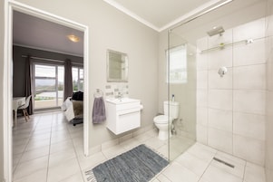 Superior Apartment, 2 Bedrooms | Bathroom | Shower, towels, toilet paper