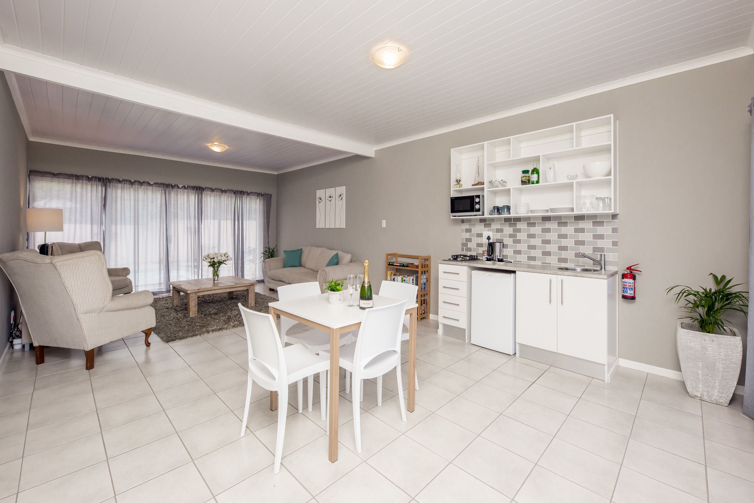 Apartamento superior, 2 habitaciones | Cocina privada | Microondas, placa de cocina, cafetera o tetera y hervidor eléctrico