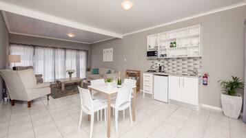 Apartamento superior, 2 habitaciones | Cocina privada | Microondas, placa de cocina, cafetera o tetera y hervidor eléctrico