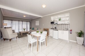 Apartamento superior, 2 habitaciones | Cocina privada | Microondas, placa de cocina, cafetera o tetera y hervidor eléctrico