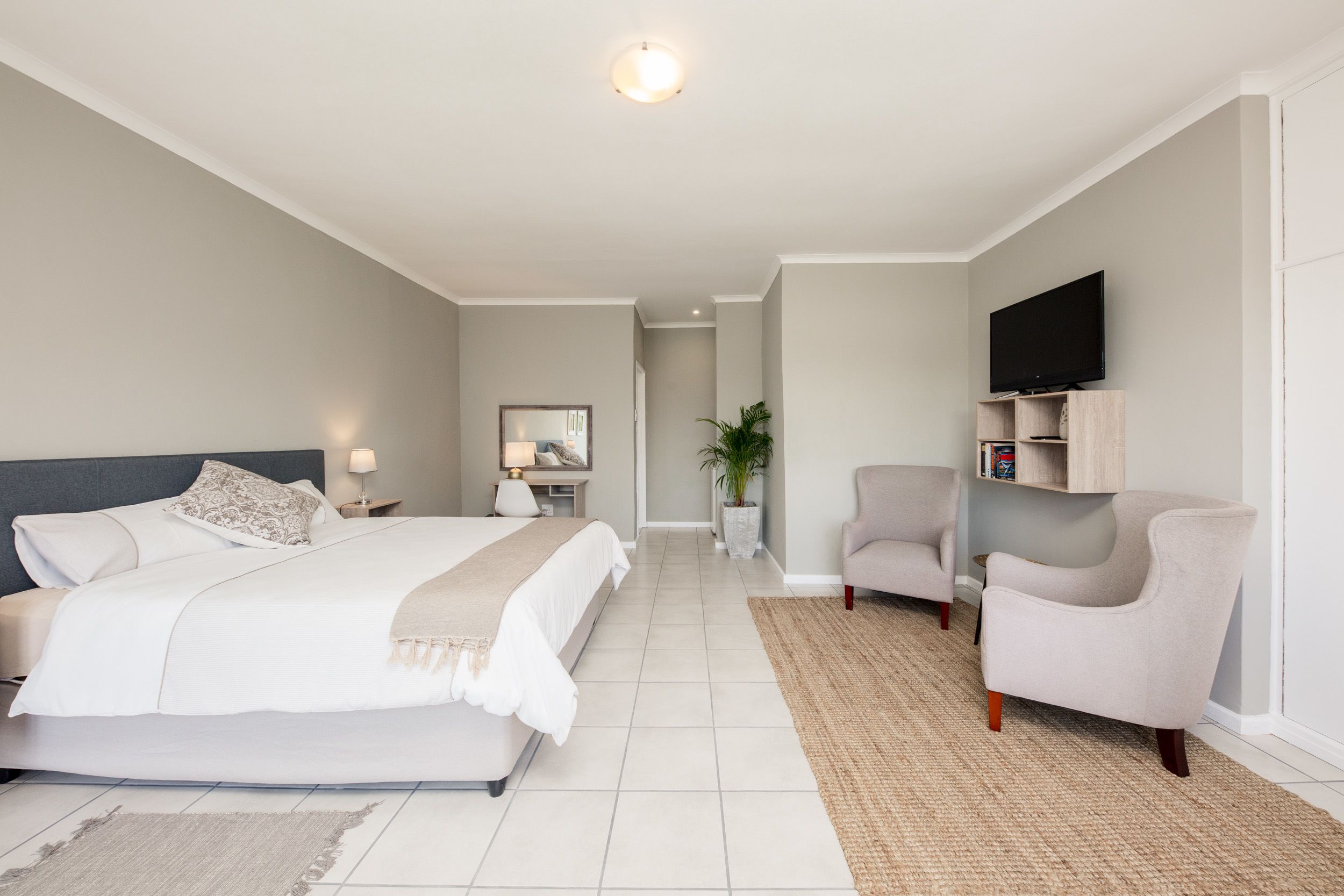 Chambre, 1 grand lit | Restauration dans la chambre