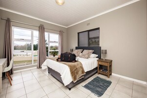 Apartamento superior, 2 quartos | 2 quartos, Wi-Fi de cortesia, roupa de cama