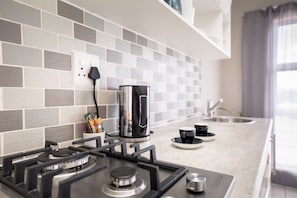 Superior Apartment, 2 Bedrooms | Private kitchen | Microwave, stovetop, coffee/tea maker, electric kettle - Villa Eika (Grabouw)