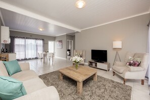 ซูพีเรียอพาร์ทเมนท์, 2 ห้องนอน | ห้องนั่งเล่น | ทีวีจอแอลอีดี, Netflix