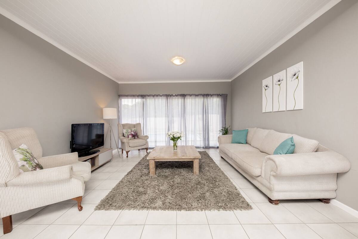 Superior Apartment, 2 Bedrooms | Living room | LED TV, Netflix