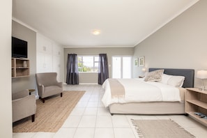 Room, 1 Queen Bed | 2 bedrooms, free WiFi, bed sheets - Villa Eika (Grabouw)