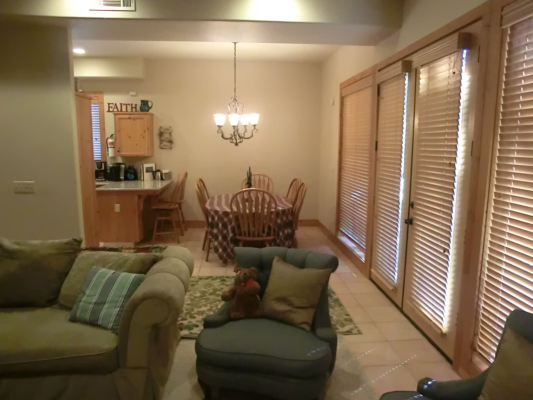 Kabin Keluarga, Beberapa Tempat Tidur, akses difabel, Bebas Asap Rokok | Area keluarga | Smart TV 48-inci dengan saluran TV digital, TV, dan perapian