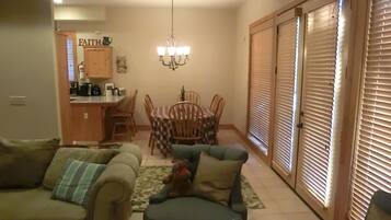 Kabin Keluarga, Beberapa Tempat Tidur, akses difabel, Bebas Asap Rokok | Area keluarga | Smart TV 48-inci dengan saluran TV digital, TV, dan perapian