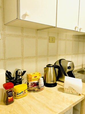 Geladeira, micro-ondas, fogão, lava-louças