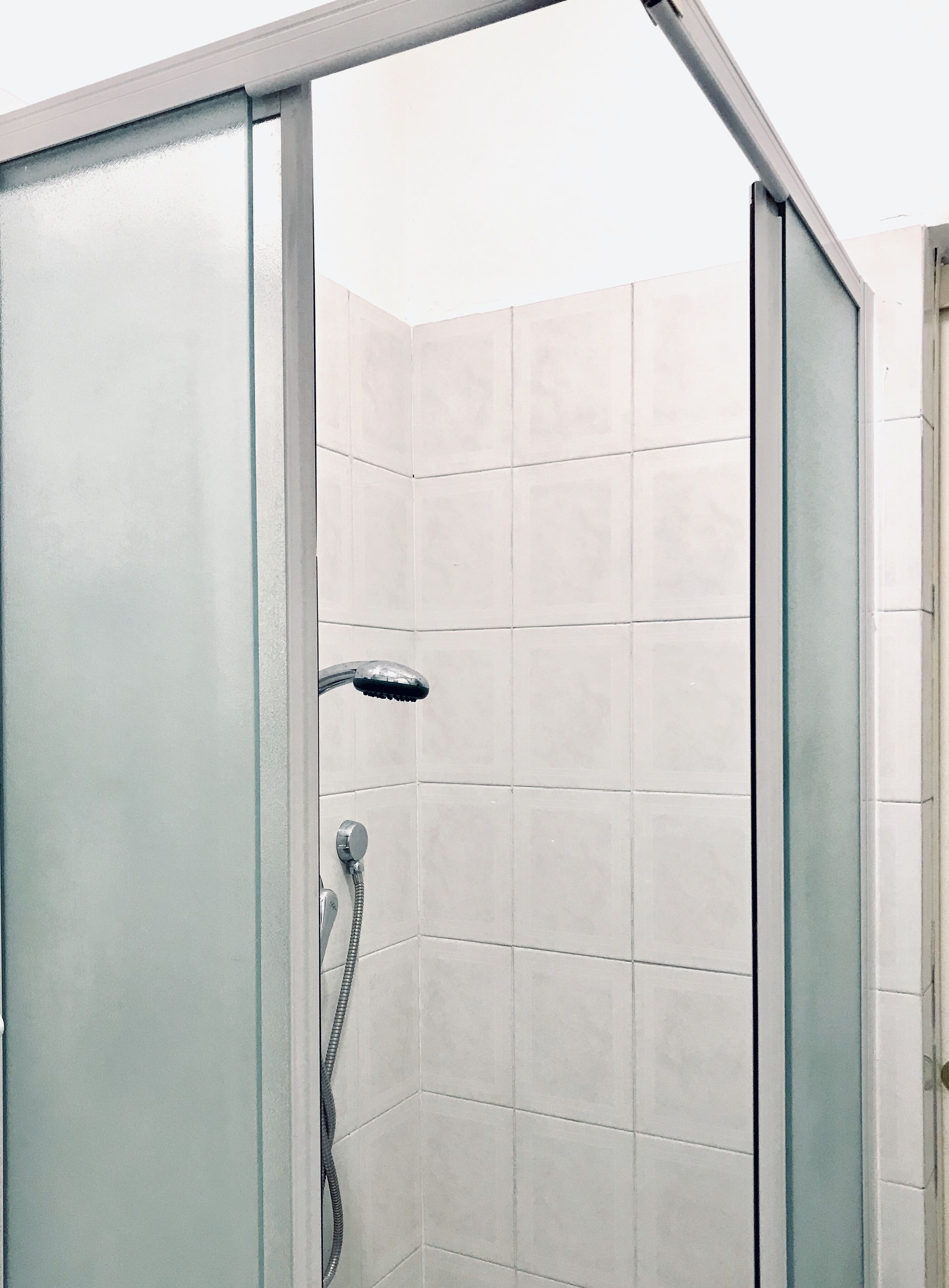 Douche, sèche-cheveux, serviettes fournies, savon