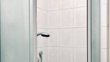 Douche, sĂšche-cheveux, serviettes fournies, savon