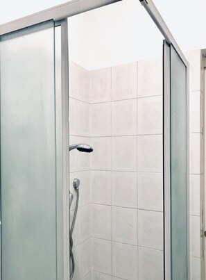 Chuveiro, secador de cabelo, toalhas de banho, sabonete