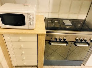 Fridge, microwave, oven, coffee/tea maker