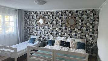 6 makuuhuonetta, tallelokero huoneessa, silitysrauta/-lauta