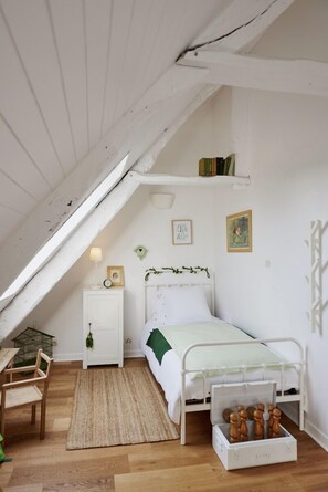 1 dormitorio, tabla de planchar con plancha, wifi y ropa de cama