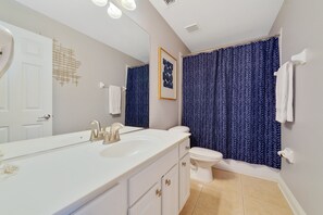 Duschwanne, Haartrockner, Handtücher, Toilettenpapier