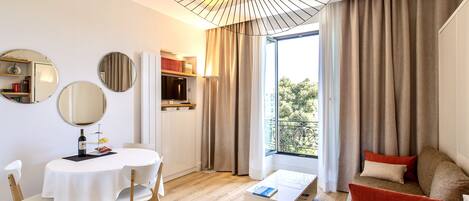 Televisie, een dvd-speler en boeken