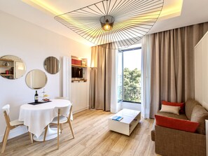 TV, DVD player, books - GRAND HÔTEL – Golden Square • 3 min to Beach • Green Corridor View • AC (Nice)