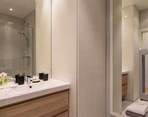 Dusche, Haartrockner, Handtücher