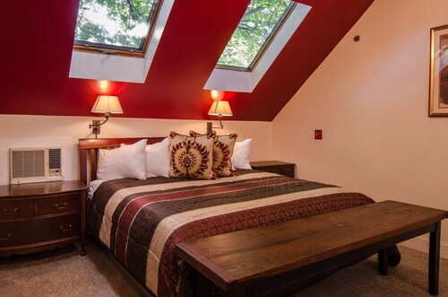 A cozy 2nd Floor Romantic King Suite Jetted Tub B&B in Downtown Shelburne - Delicious Breakfasts! WEB