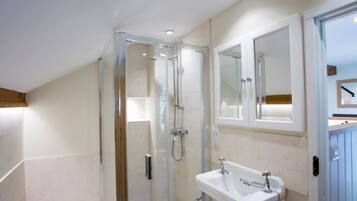 Cottage, 2 Bedrooms, Non Smoking | Bathroom | Shower, hair dryer, towels